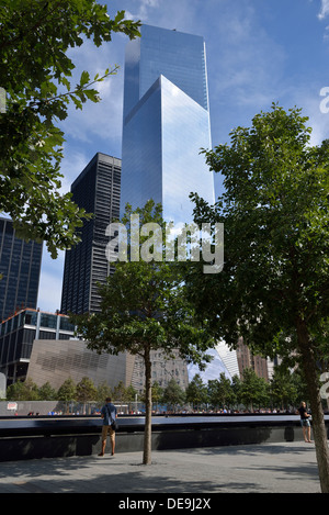 National September 11 Memorial mit vier World Trade Center im Hintergrund, Manhattan, New York City, New York, USA Stockfoto