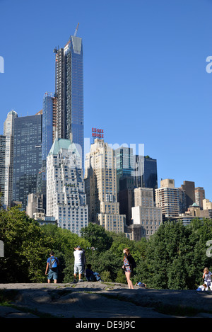 Menschen vor Apartmenthouses am Central Park South, Manhattan, New York City, New York, USA Stockfoto