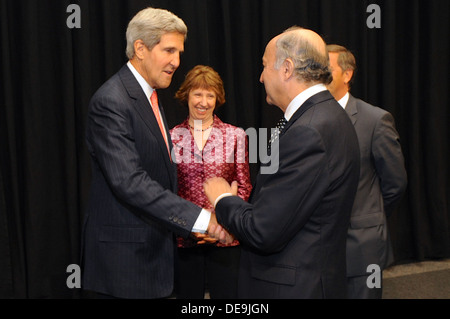 Secretary Kerry grüßt der französische Außenminister Fabius Stockfoto