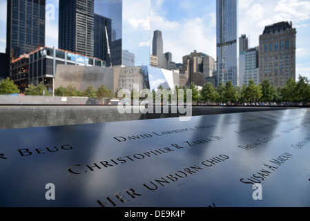 Bronzetafeln mit Opfer Namen, National September 11 Memorial, Manhattan, New York City, New York, USA Stockfoto