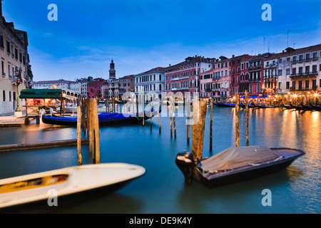 Italien Venedig Canale Grande bei Sonnenuntergang verschwommen, Boote und Gondeln Lichter Beleuchtung Cafés und Restaurants in der Nähe von Rialto-Brücke Stockfoto