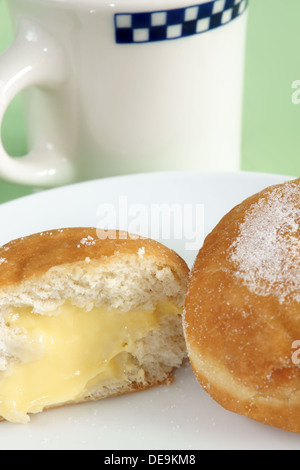 Vanillepudding gefüllt, Donuts und Diner Stil Kaffee Tasse Stockfoto