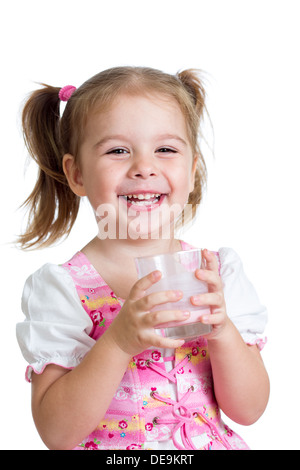 glückliches Kind Mädchen Trinkjoghurt aus Glas isoliert Stockfoto