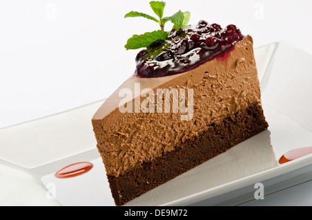 Geschichtete Schokoladenmousse Kuchen mit dunklen Kirschen Stockfoto