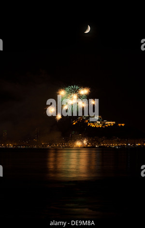 Feuerwerk mit Mond in der Nacht in Alicante, Costa Blanca, Comunidad Valenciana, Spanien, Europa Stockfoto