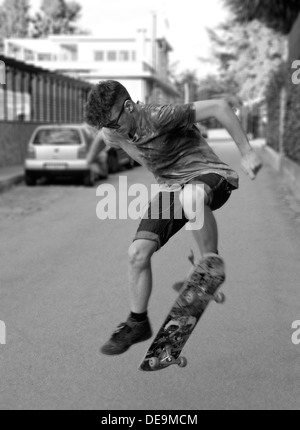 Straße Skateboarder tun Ollie trick Stockfoto