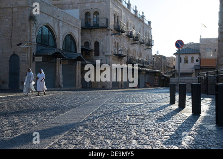 Zwei Nonnen entlang gepflasterten Straße im Morgenlicht. Altstadt von Jerusalem. Israel. Stockfoto