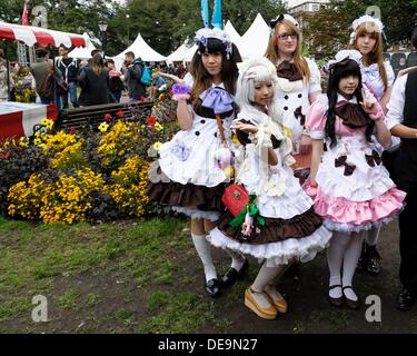 Brighton, UK, 14.09.2013: Brighton Japan Festival: junge Frauen tragen japanisches cosplay Dienstmädchen Uniform. Bild von Julie Edwards Stockfoto