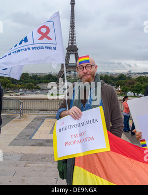 Paris, Frankreich. Mehrere LGBTQ-Gruppen (AIDES) hielten eine Demonstration gegen homophobes Recht in Russland, auf der Rights of man Plaza, Protestaktivisten Sign ab Stockfoto