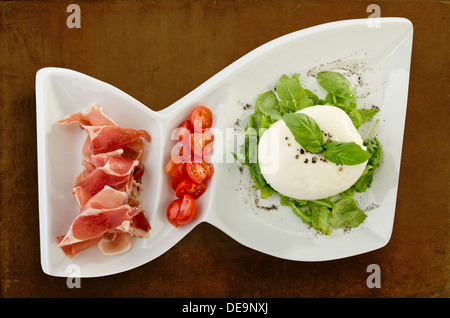Burrata mit Schinken - isoliert Stockfoto