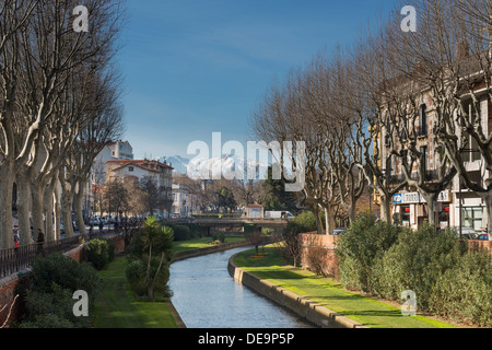 Der Fluss La Basse in Perpignan mit Canigou im Hintergrund, Pyrénées-Orientales, Languedoc-Roussillon, Frankreich Stockfoto