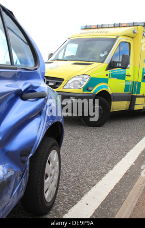 Ein NHS Krankenwagen aus London Ambulance Service am Tatort eines Autounfalls da die Nachfrage auf A + E Dienstleistungen weiterhin diskutiert werden Stockfoto