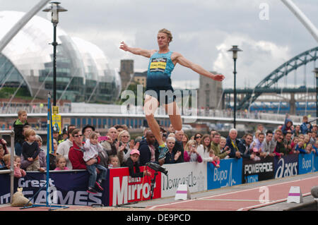 Gateshead, UK, 14. September 2013. Chris Tomlinson von Großbritannien fliegt durch die Luft, die Arme ausgestreckt im Weitsprung bei den großen Norden Stadt Games 2013 eine Veranstaltung er mit einem Sprung von 7,83 m gewann © Colin Edwards / Alamy Live News Stockfoto