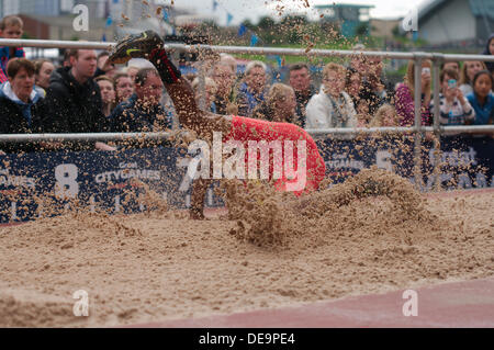 Gateshead, UK, 14. September 2013. Sandfliegen als Michael Hartfield der USA landet im Weitsprung bei den großen Norden Stadt Games 2013. Er wurde Dritter mit einem Sprung von 7,33 m. © Colin Edwards / Alamy Live News Stockfoto