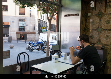 Mann SMS in einem Café in der Nähe der Plaza Mayor - Los Austrias, Madrid, Spanien Stockfoto