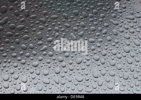 frische Regentropfen gebildet, um Luftblasen auf EdelstahlTischplatte Stockfoto