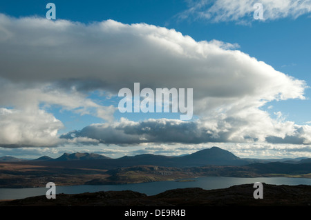 Ben Loyal und Ben hoffe in Loch Eriboll, vom Gipfel des Beinn Ceannabeinne, in der Nähe von Durness, Sutherland, Schottland, UK. Stockfoto