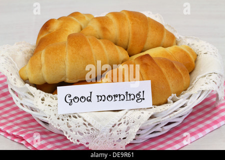 Guten Morgen Karte mit Korb voller Butter croissants Stockfoto