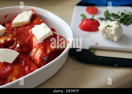 Vorbereitung caprese Lasagne roll up mit Mozzarella nach oben bereit für den Backofen Stockfoto