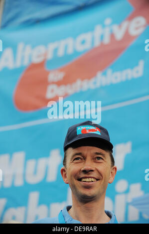 Frankfurt Main, Deutschland. 14. September 2013. Sprecher Bernd Lucke der EU kritisch Alternative für Deutschland (AfD) Partei protestiert in Frankfurt Main, Deutschland, 14. September 2013. Die Bundestagswahl statt am 22. September. Foto: ANDREAS ARNOLD/Dpa/Alamy Live-Nachrichten Stockfoto