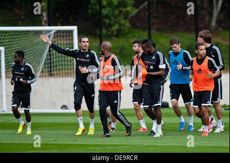 Swansea, Großbritannien. Freitag, 13. September 2013 im Bild L-r: Spieler Nathan Dyer, Chico Flores, Leroy Lita, Jordi Amat, Roland Lamah, Ben Davies, Curtis Obeng und Michu Aufwärmen vor Tra Re: Swansa City FC-Spieler bei ihrem Training training Boden in Swansea © D Legakis/Alamy Live News Stockfoto