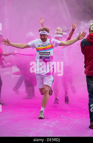 Dulux Farbe laufen findet in Brighton, Sussex, UK. Bekannt als die glücklichste 5k auf dem Planeten. Stockfoto