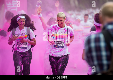 Dulux Farbe laufen findet in Brighton, Sussex, UK. Bekannt als die glücklichste 5k auf dem Planeten. Stockfoto