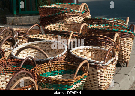 Traditionelle Körbe zum Verkauf an lokale Handwerksmesse in Wadowice, Polen. Stockfoto