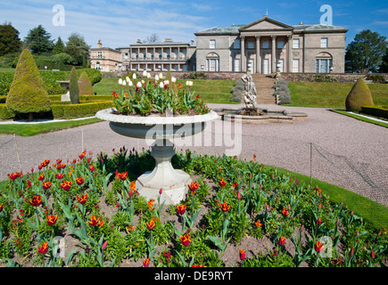 Frühling im italienischen Garten, Tatton Hall, in der Nähe von Knutsford, Cheshire, England, Großbritannien Stockfoto