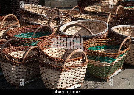 Traditionelle Körbe zum Verkauf an lokale Handwerksmesse in Wadowice, Polen. Stockfoto