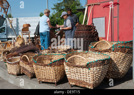 Frau verkaufen traditionelle polnische Weidenkörbe in lokalen Handwerk Messe in Wadowice, Polen. Stockfoto