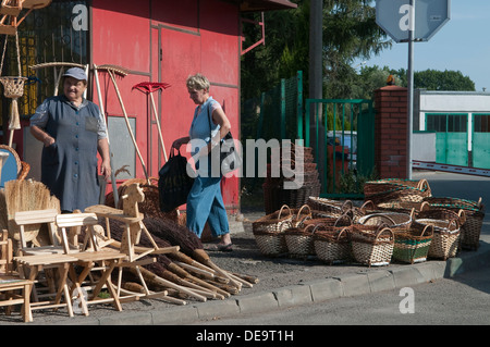 Frau verkauft Weidenkörbe und Möbel in lokalen Handwerk Messe in Wadowice, Polen. Stockfoto