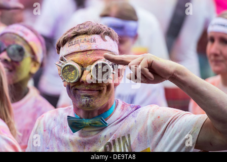 Dulux Farbe laufen findet in Brighton, Sussex, UK. Bekannt als die glücklichste 5k auf dem Planeten. Stockfoto