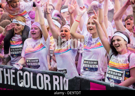 Dulux Farbe laufen findet in Brighton, Sussex, UK. Bekannt als die glücklichste 5k auf dem Planeten. Stockfoto