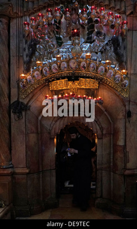 Türöffnung in der innersten Kammer die 14. Station des Kreuzes bzw. die Kapelle genannt die Ädikula, befindet sich In der Mitte der Rotunde im Inneren der Kirche Grabeskirche in Christian Quarter Altstadt Ost-Jerusalem Israel Stockfoto