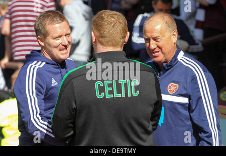 Edinburgh, Schottland. 14. September 2013. Neil Lennon schüttelt Hände mit Gary Locke in die Scottish Premier League-Spiel zwischen Heart of Midlothian und Celtic aus Tynecastle Stadium. Bildnachweis: Aktion Plus Sport/Alamy Live-Nachrichten Stockfoto