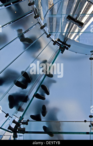 Menschen stehen auf kreisförmige Treppe aus Glas gefertigt Stockfoto