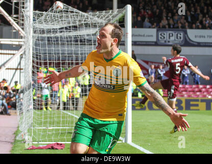 Edinburgh, Schottland. 14. September 2013. Anthony Stokes feiert sein Tor in der Scottish Premier League-Spiel zwischen Heart of Midlothian und Celtic aus Tynecastle Stadium. Bildnachweis: Aktion Plus Sport/Alamy Live-Nachrichten Stockfoto