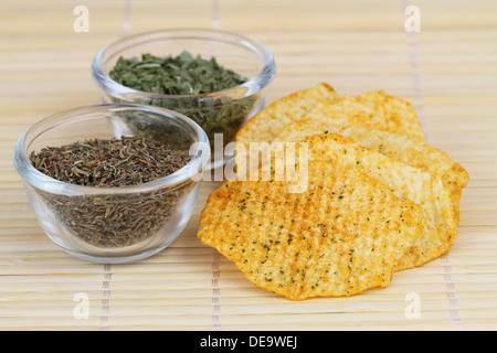 Gebackene Kartoffelchips mit mediterranen Kräutern Stockfoto