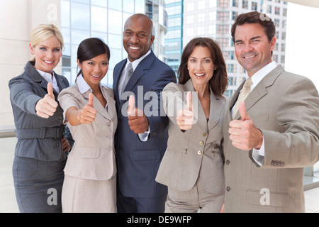 Erfolgreichen positive interracial Group Business Männer & Frauen, Unternehmer und Unternehmerinnen Teams, Daumen aufgeben Stockfoto