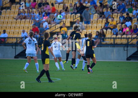 Kennesaw, Georgia.  USA.   13. September 2013.   Spieler kämpfen um den Ball während Ole Miss 2: 1-Sieg über Kennesaw State im fünften dritten Bank Stadium.  Frauen NCAA Division ich Fußball. Stockfoto