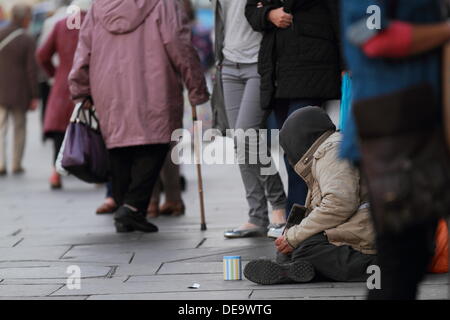 Bittet ein Mann für den Wandel in der Straße, Armut, Fragen der sozialen, Armen, Obdachlosen, Argyll Street, Glasgow, Scotland, UK Stockfoto