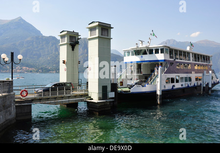 Italien - Comer See - Bellagio - das Auto Fähre docking - Autos losfahren - Plätschern Reflexionen - Hintergrund Berge + blauer Himmel Stockfoto