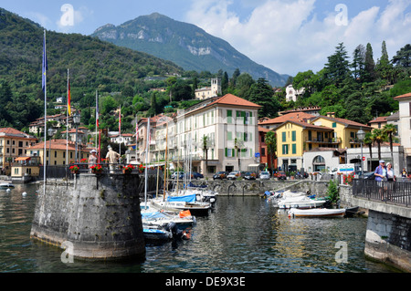 Italien - Comer See - Menaggio - Hafen - ankern Yachten - Reflexionen - Kulisse der Stadt und der fernen Berge Stockfoto