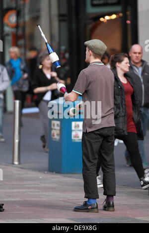 Eine Straße Jongleur unterhält Shopper in Buchanan Street, Glasgow, Scotland, UK Stockfoto