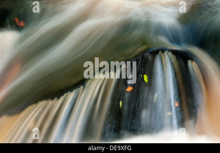Strömungsmuster im Burbage Bach, padley Schlucht, der Nationalpark Peak District, Derbyshire, England Großbritannien Stockfoto
