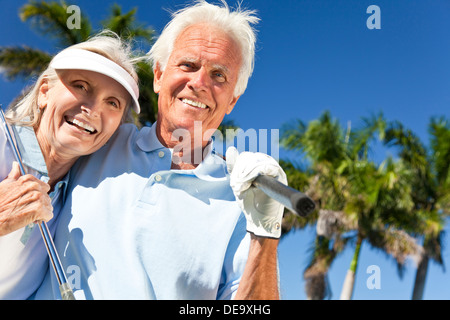 Ältere Mann und Frau Brautpaar zusammen Golf spielen Stockfoto