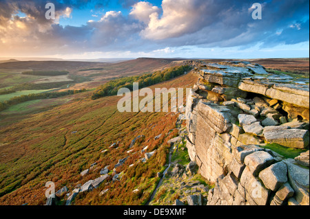 Stanage Edge mit Blick auf hohe Neb, in der Nähe von Hathersage, Peak District National Park, Derbyshire, England, Vereinigtes Königreich Stockfoto