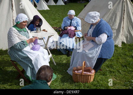 Näherinnen bei Ingleton, Großbritannien 14. September 2013. Seamstress Camp Anhänger Nähen am Ingleton Wild West Weekend mit der American Civil war Society mit lebenden Geschichte zeigt und Nachstellungen. Stockfoto