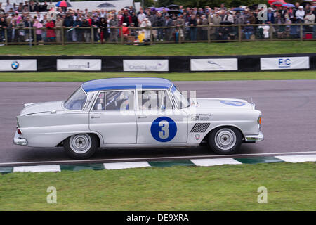 Chichester, West Sussex, UK. 13. September 2013. Beim Goodwood Revival. Goodwood-Rennstrecke, West Sussex - Freitag, den 13. September. Renn-Action auf der Strecke. © MeonStock/Alamy Live-Nachrichten Stockfoto